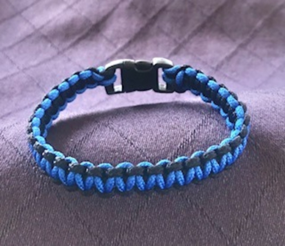 https://icraftgifts.com/files-product/detail-0/223/paracord-bracelet-thin-slim-blue-line-111519-f769.jpg