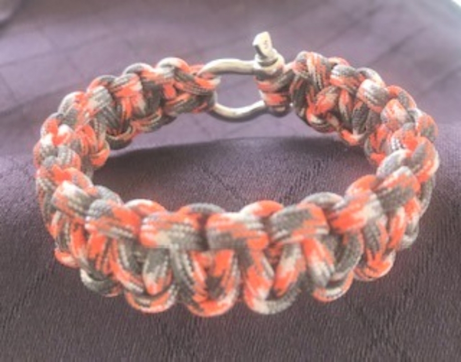 Paracord bracelet with shackle by gmas7 creations, Bracelets