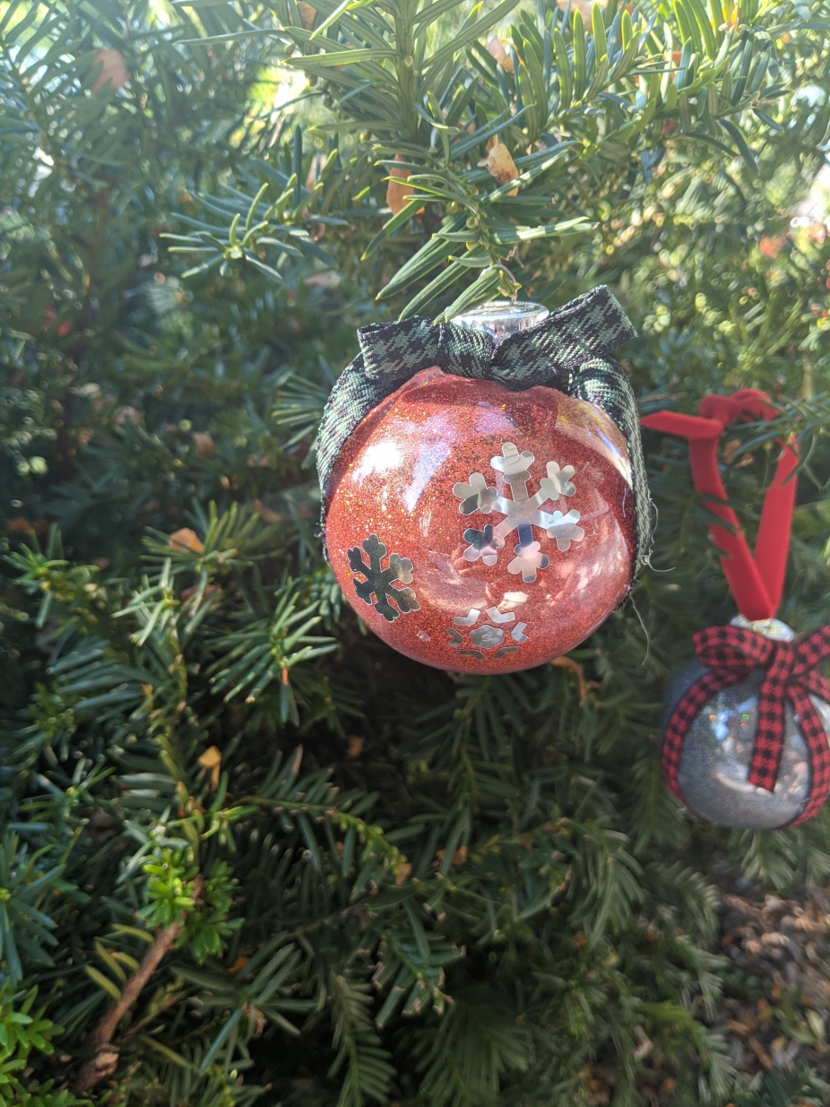 Round Glitter Christmas Ornaments by Mouses Craft Room