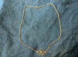 Simple and elegant daisy necklace