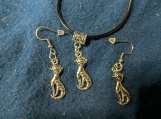 Sitting cats pendant set on rope necklace