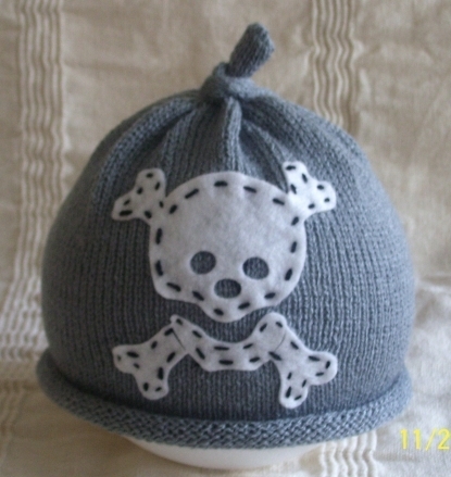 Skull and crossbones beanie hat