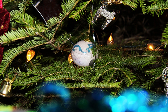 Handmade decorations on the Christmas tree. 