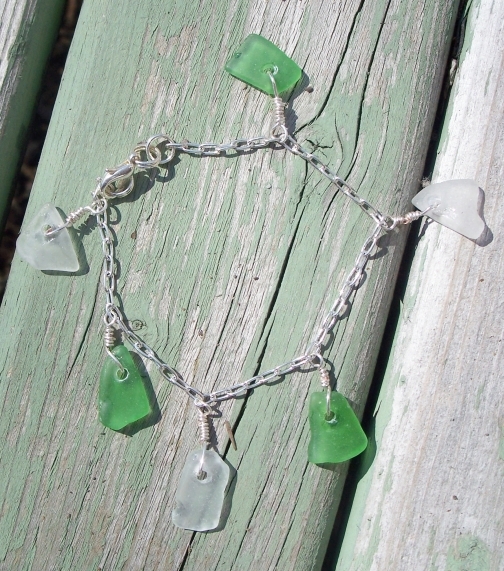 Seaglass bracelet in green and white - Sea Cucumber