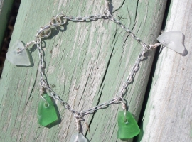 Seaglass bracelet in green and white - Sea Cucumber