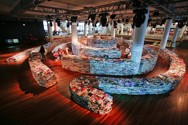  A Giant Labyrinth Constructed from 250,000 Books.